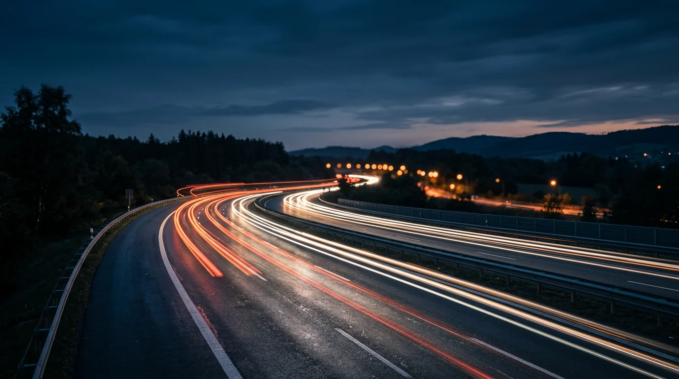 Abendliche Schnellstraße mit Lichtspuren, Hintergrund 1376x768 Pixel, WebP
